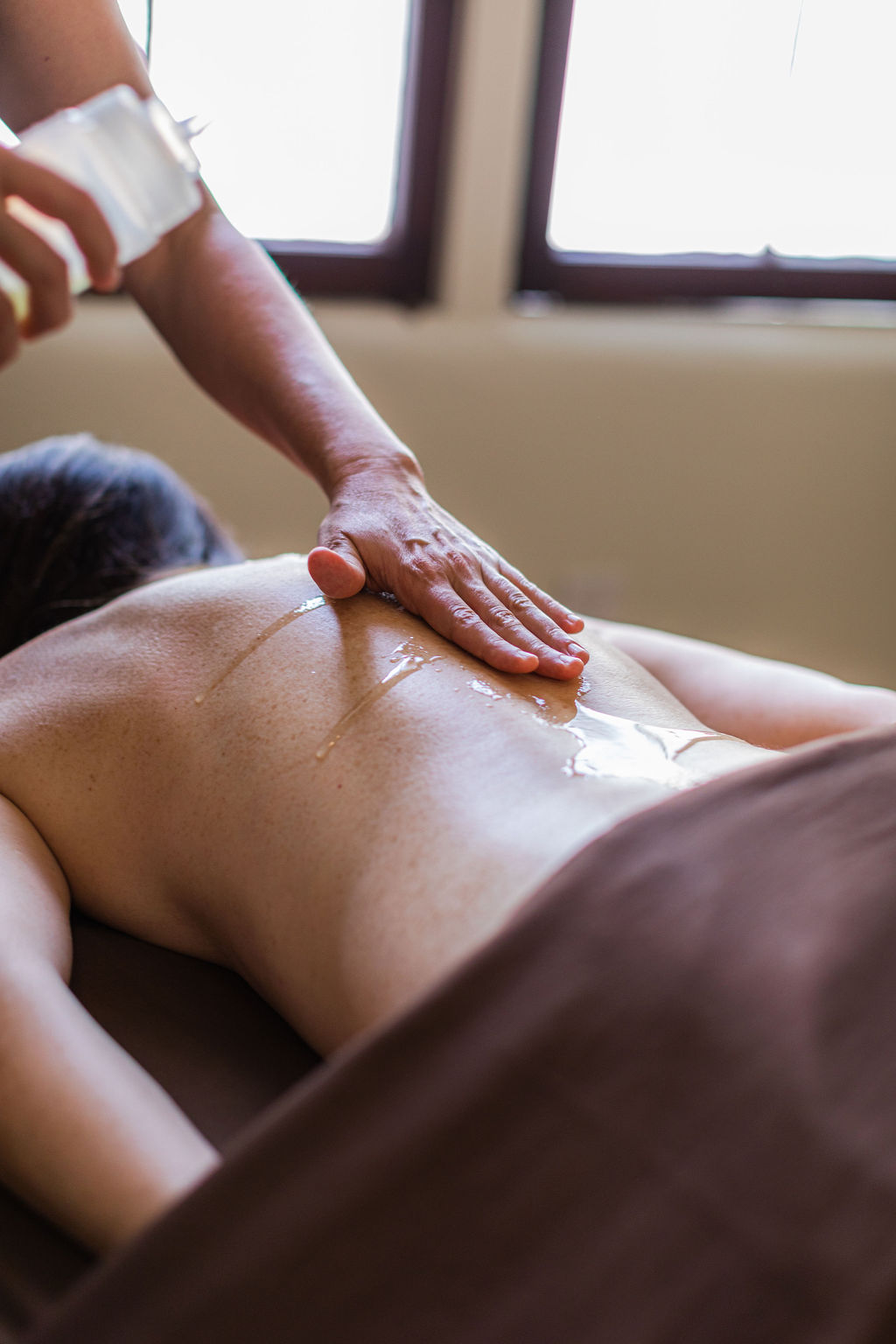 La Vida Spa Massage Treatment, therapists applying oil to clients back