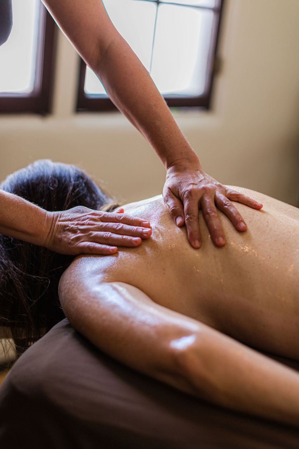 La Vida Spa Massage Treatment, therapist massaging shoulder of client