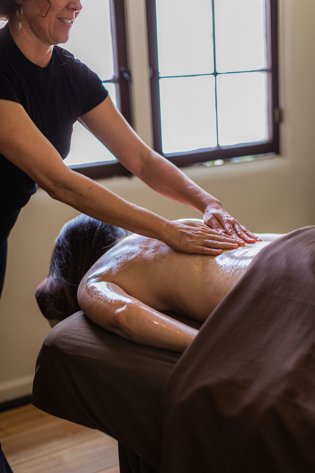 La Vida Spa Massage Treatment, therapist massaging clients back
